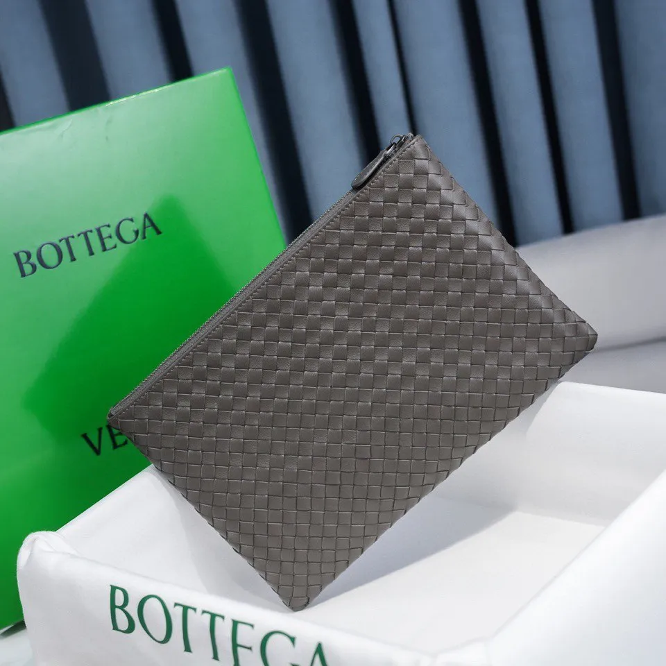460 BOTTEGA VENETA 2020 early autumn new woven lambskin storage bag. This handbag is slim and compact, but has ample space. It is made of high-grade lambskin material and handmade using the iconic INTRECCIATO leather weaving process. The interior is equipped with 1 zipper pocket and 6 card pockets. The interior is lined with imported coffee-colored brushed cloth and equipped with leather zipper pullers. Size: 30*20 Model: 80-3